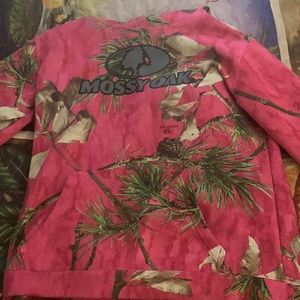 This is a mossy oak sweatshirt in amazing shape